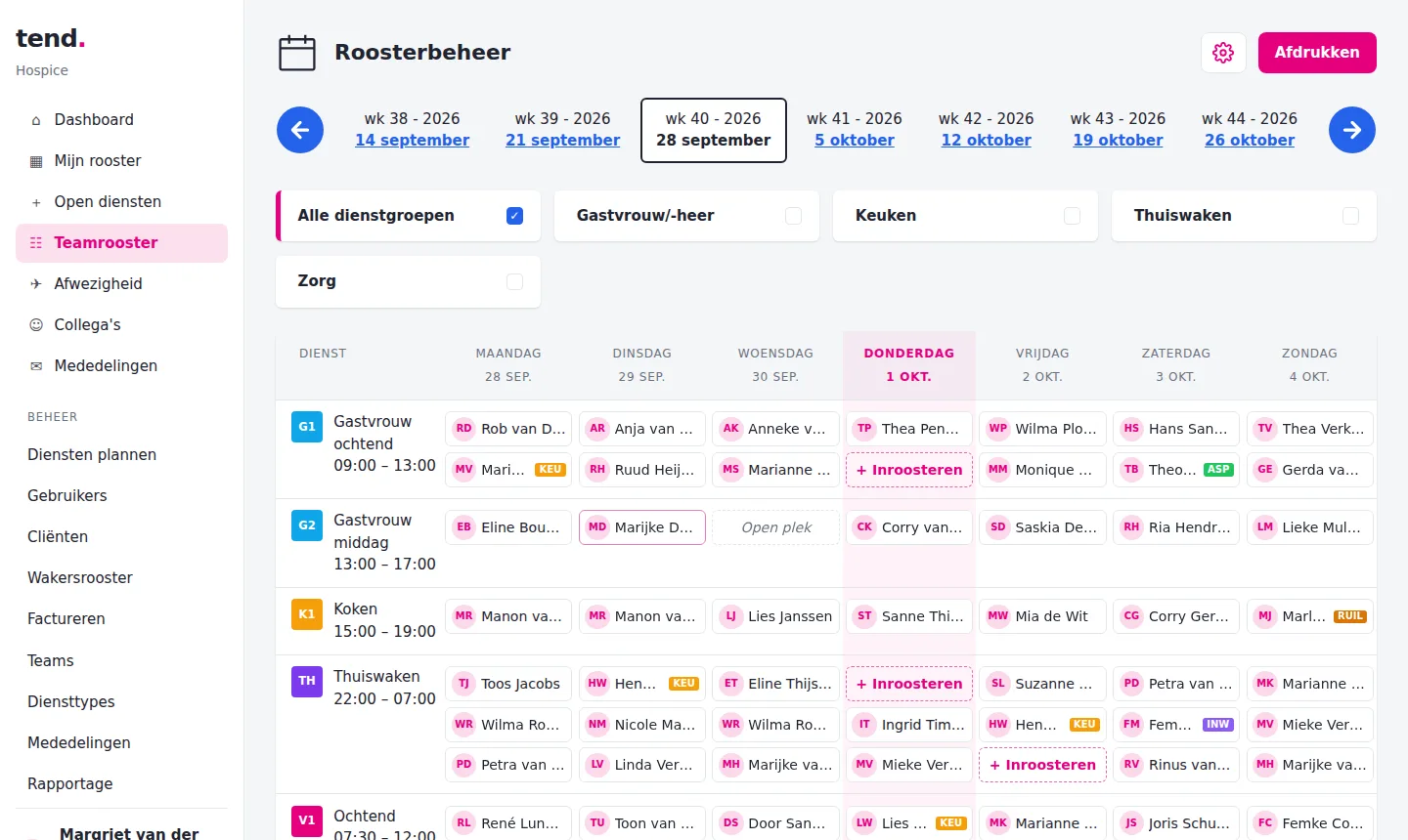 Het teamrooster van Tend: per dienst en per dag de ingeroosterde vrijwilligers, met open plekken om in te roosteren.
